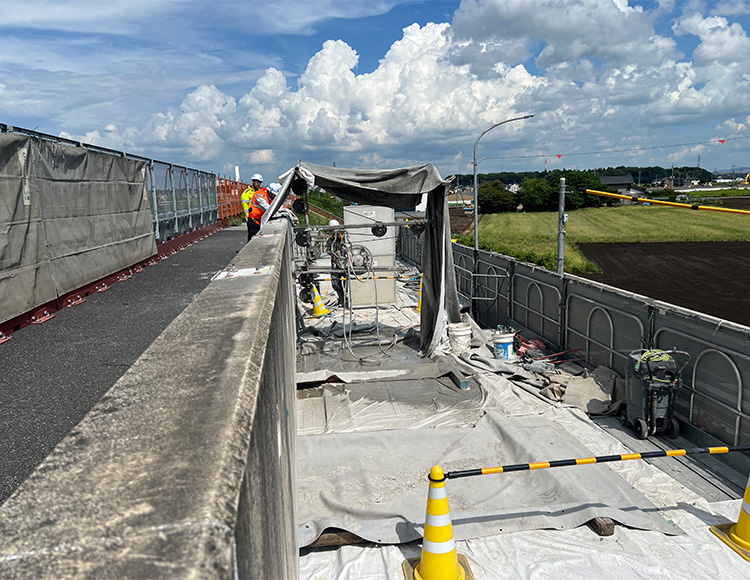 ワイヤーソー壁高欄切断写真